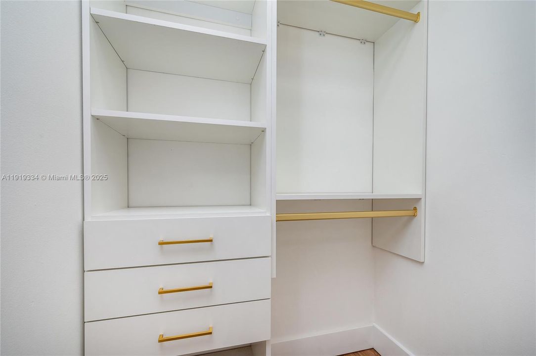 For Sale: $324,500 (2 beds, 2 baths, 985 Square Feet)