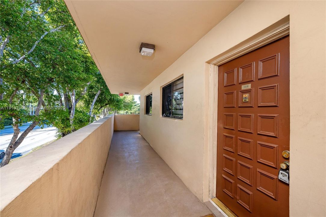 For Sale: $324,500 (2 beds, 2 baths, 985 Square Feet)