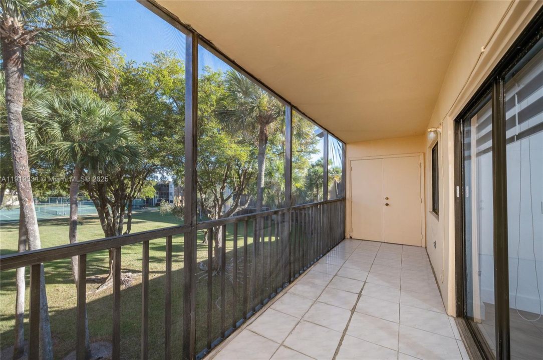 For Sale: $324,500 (2 beds, 2 baths, 985 Square Feet)