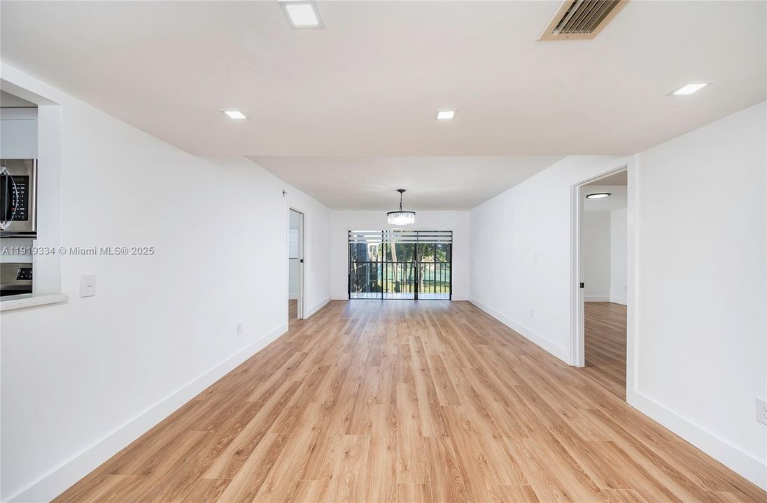 For Sale: $324,500 (2 beds, 2 baths, 985 Square Feet)