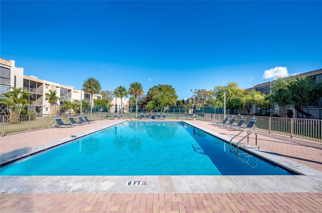 For Sale: $324,500 (2 beds, 2 baths, 985 Square Feet)