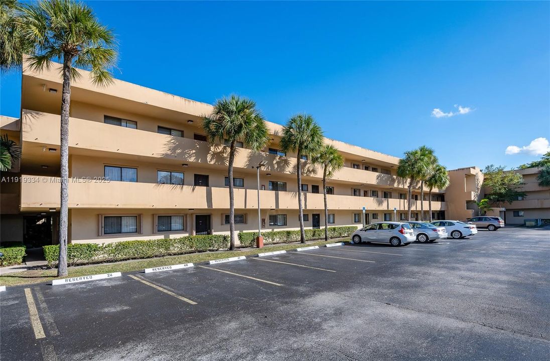 For Sale: $324,500 (2 beds, 2 baths, 985 Square Feet)