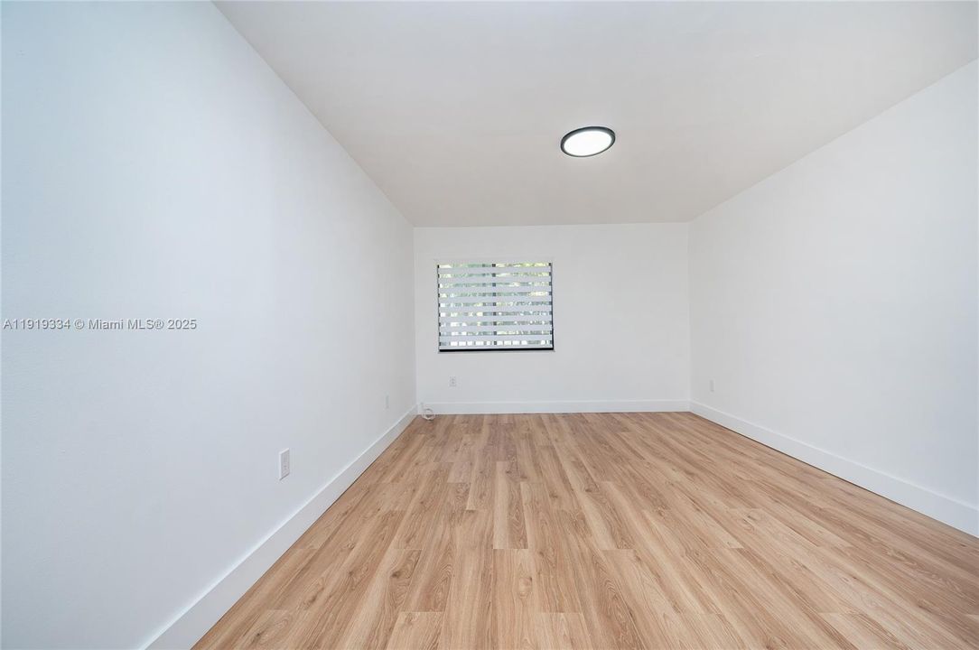 For Sale: $324,500 (2 beds, 2 baths, 985 Square Feet)
