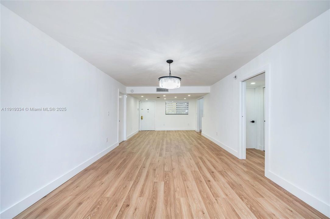 For Sale: $324,500 (2 beds, 2 baths, 985 Square Feet)