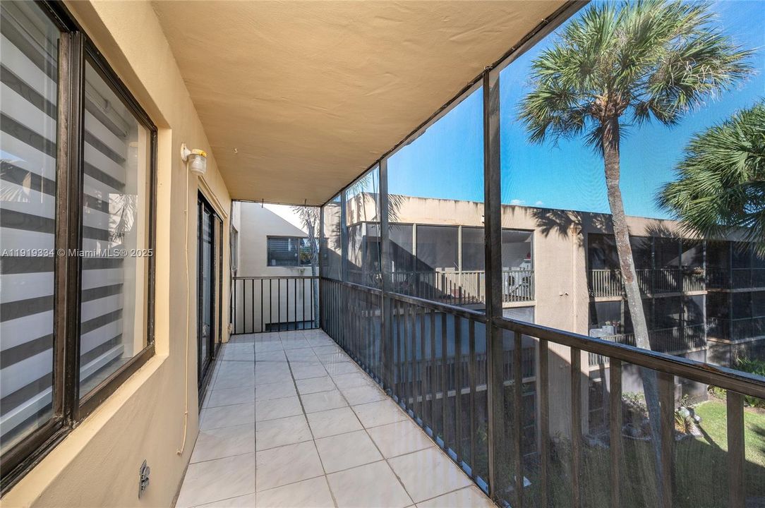 For Sale: $324,500 (2 beds, 2 baths, 985 Square Feet)