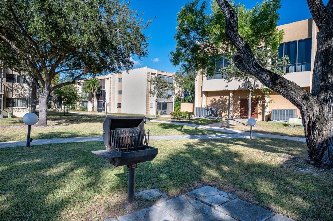 For Sale: $324,500 (2 beds, 2 baths, 985 Square Feet)