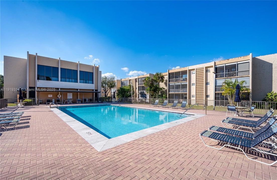 For Sale: $324,500 (2 beds, 2 baths, 985 Square Feet)