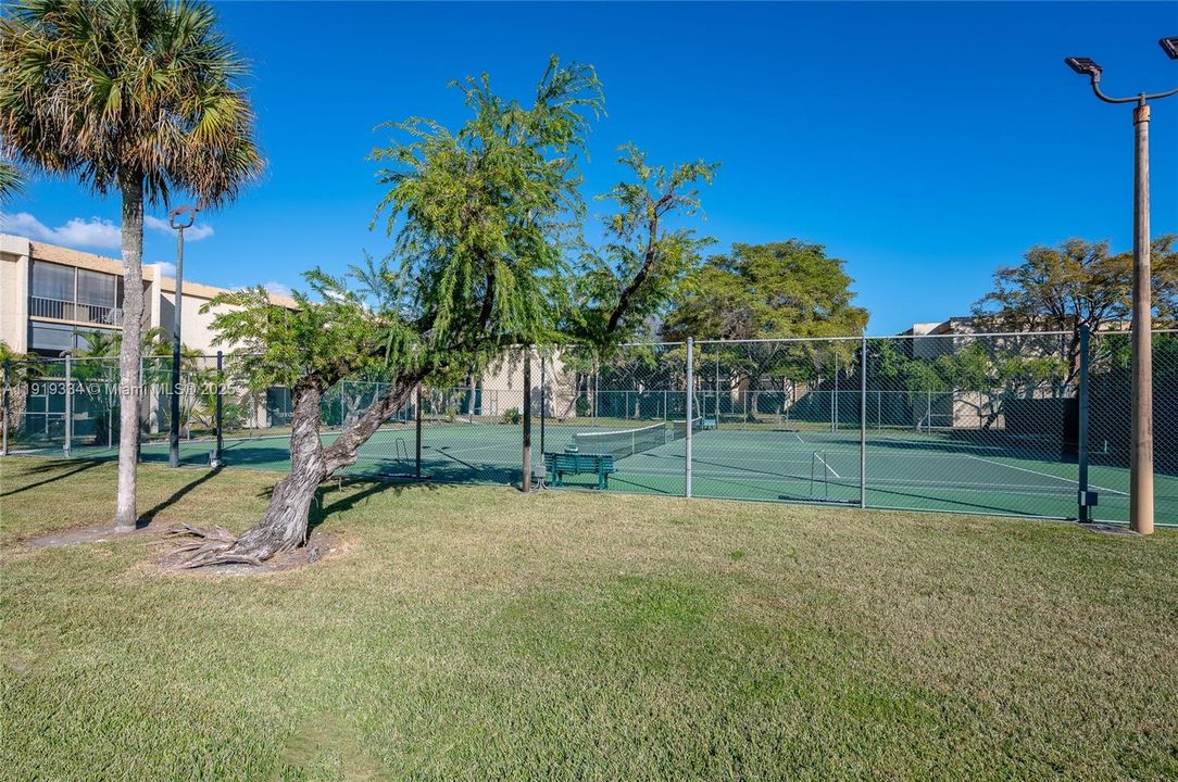 For Sale: $324,500 (2 beds, 2 baths, 985 Square Feet)