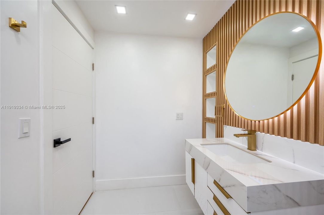 For Sale: $324,500 (2 beds, 2 baths, 985 Square Feet)