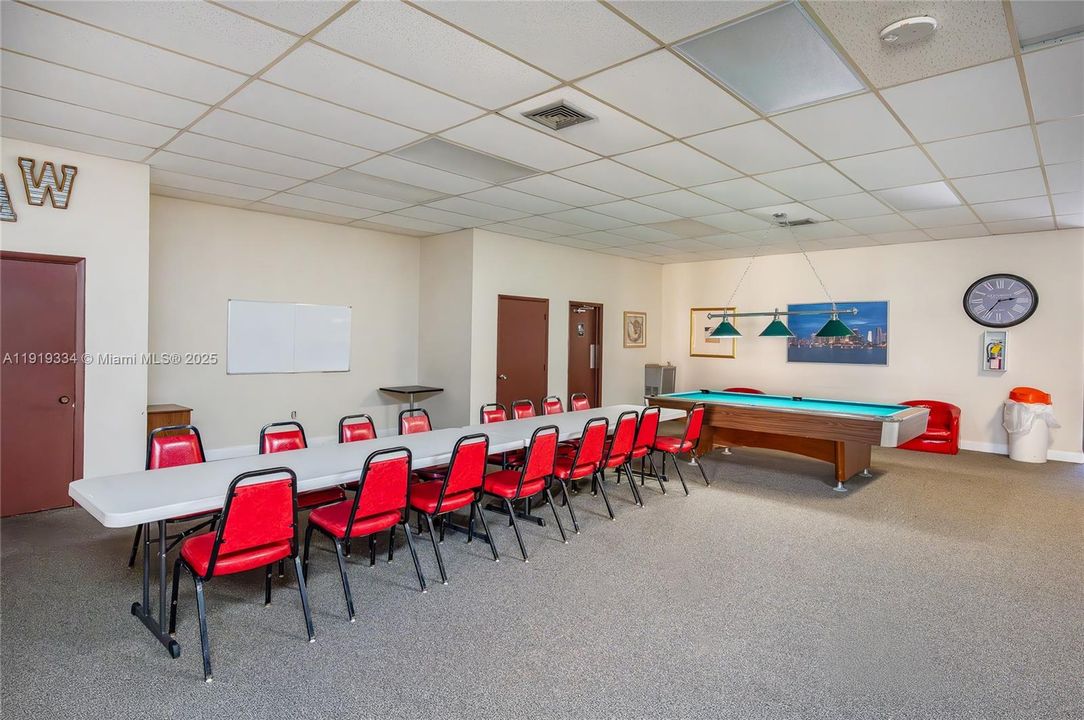 For Sale: $324,500 (2 beds, 2 baths, 985 Square Feet)