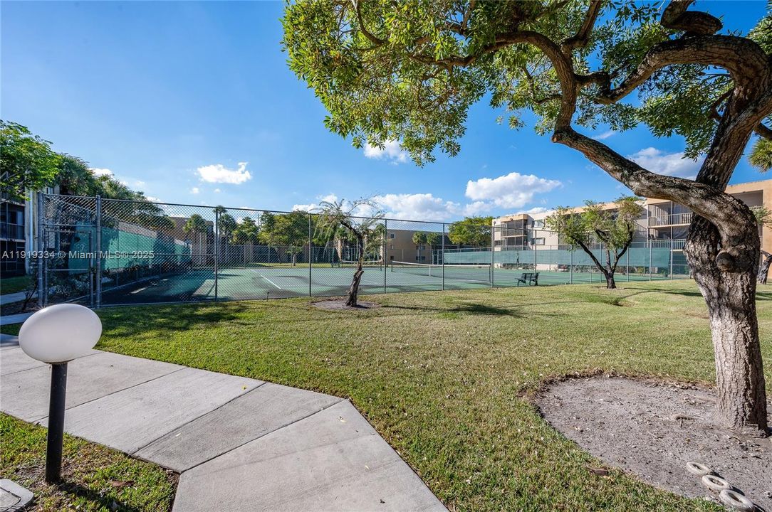 For Sale: $324,500 (2 beds, 2 baths, 985 Square Feet)