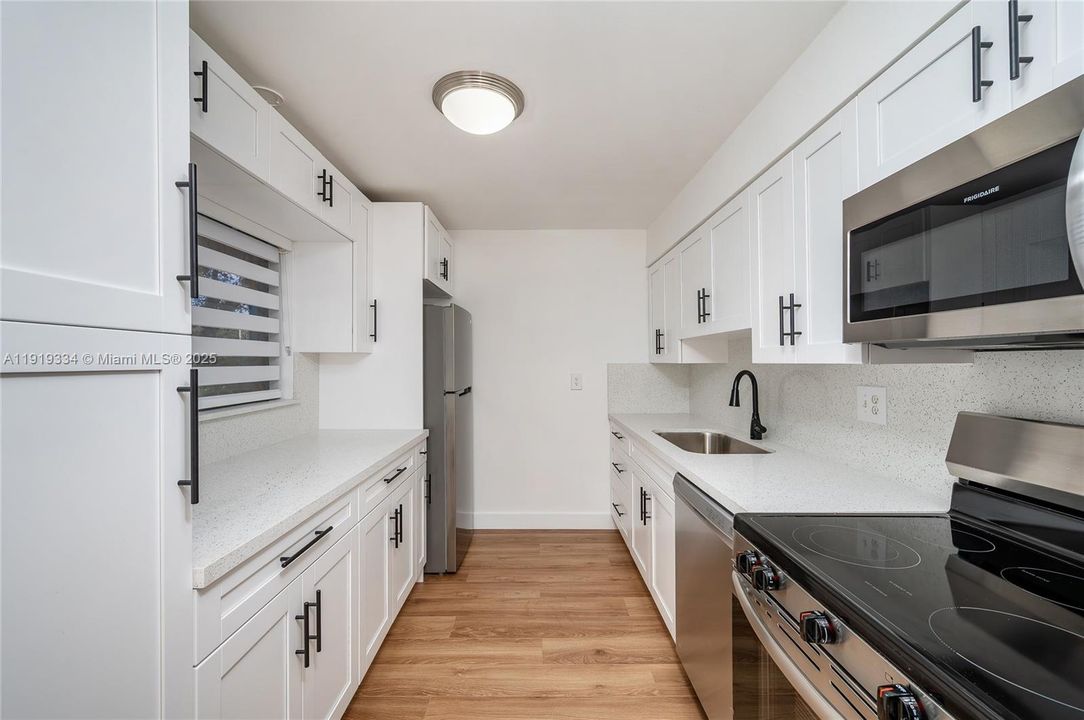 For Sale: $324,500 (2 beds, 2 baths, 985 Square Feet)