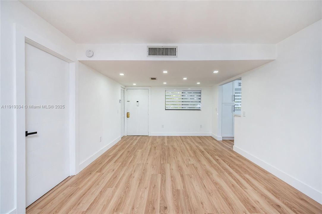 For Sale: $324,500 (2 beds, 2 baths, 985 Square Feet)