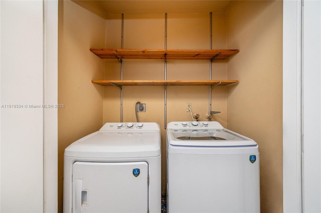 For Sale: $324,500 (2 beds, 2 baths, 985 Square Feet)