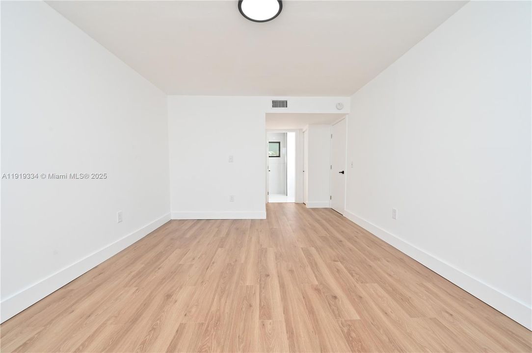 For Sale: $324,500 (2 beds, 2 baths, 985 Square Feet)