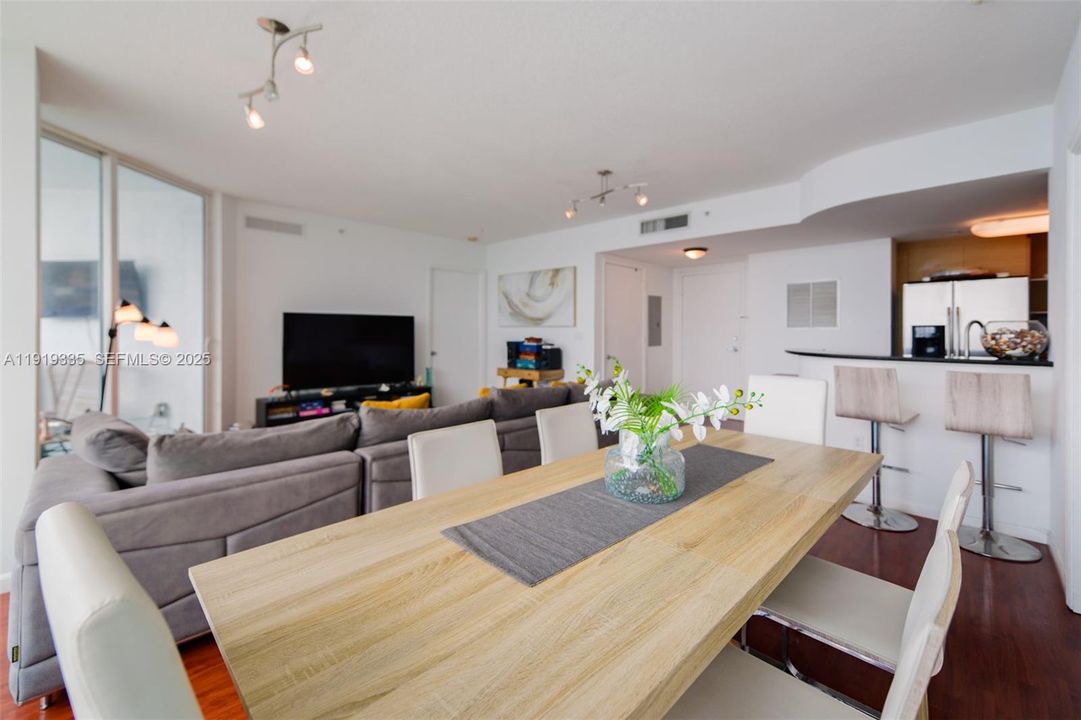 For Sale: $450,000 (2 beds, 2 baths, 1221 Square Feet)