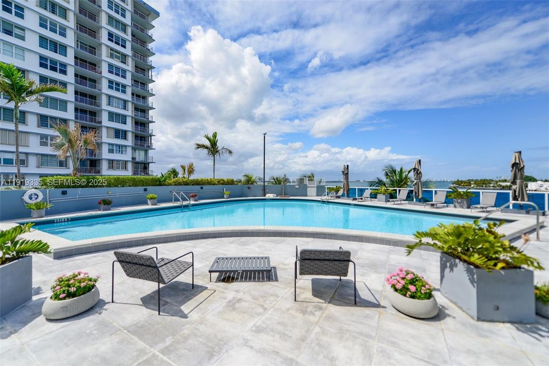 For Sale: $450,000 (2 beds, 2 baths, 1221 Square Feet)