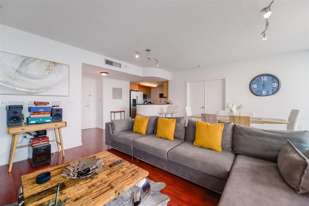For Sale: $450,000 (2 beds, 2 baths, 1221 Square Feet)