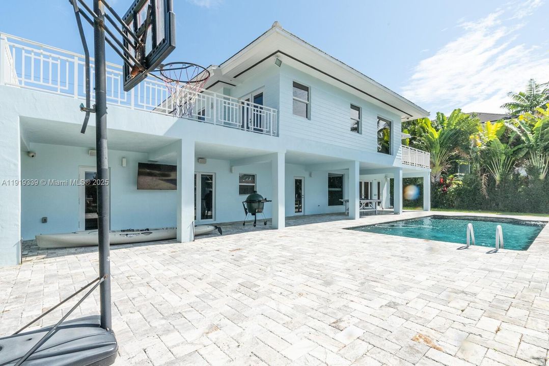 Plenty of space for the pool chairs on the sun