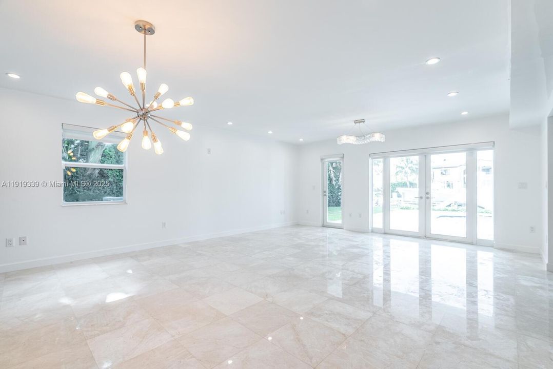 Plenty of natural light Dinning/Formal Area