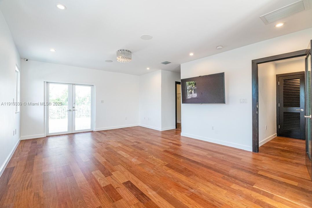 Spacious main room with sitting area