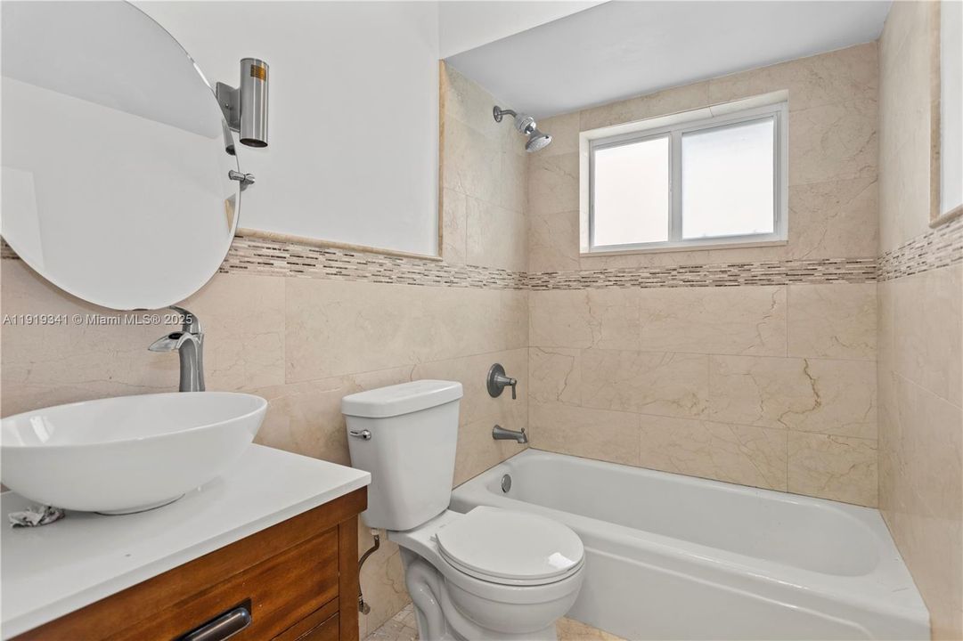 Main Bathroom with bathtub/shower