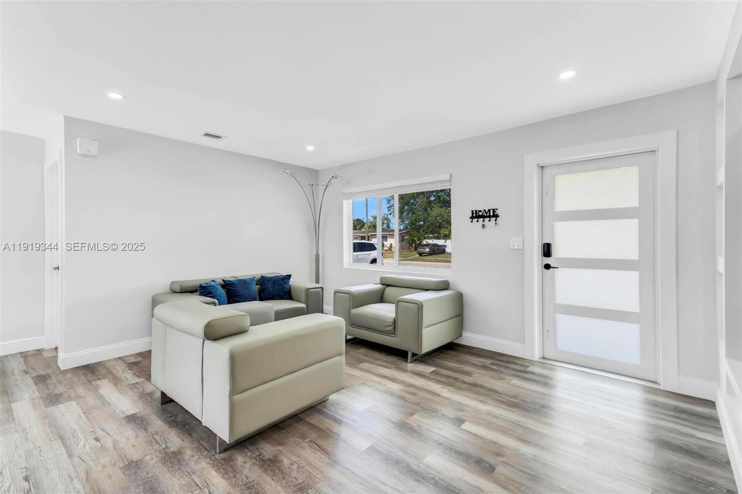 待售: $499,900 (3 贝兹, 2 浴室, 1056 平方英尺)