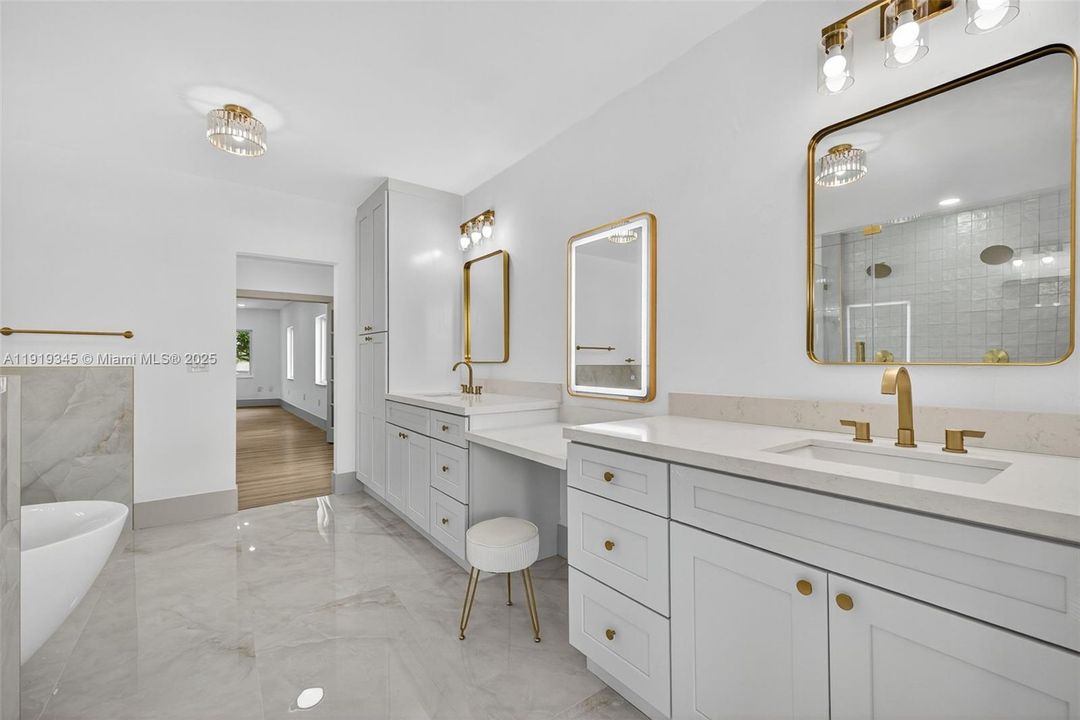 待售: $940,017 (6 贝兹, 4 浴室, 4189 平方英尺)