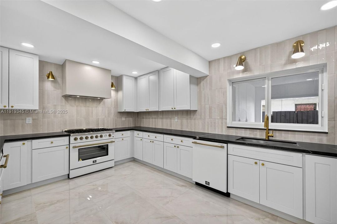 待售: $940,017 (6 贝兹, 4 浴室, 4189 平方英尺)