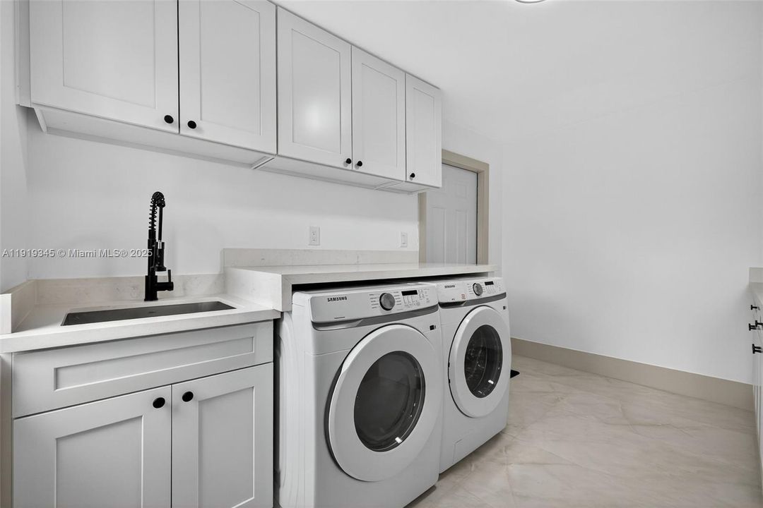 待售: $940,017 (6 贝兹, 4 浴室, 4189 平方英尺)