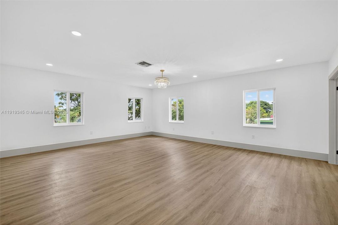 待售: $940,017 (6 贝兹, 4 浴室, 4189 平方英尺)