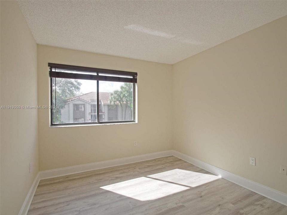 Под контрактом: $2,000 (2 спален, 2 ванн, 910 Квадратных фут)