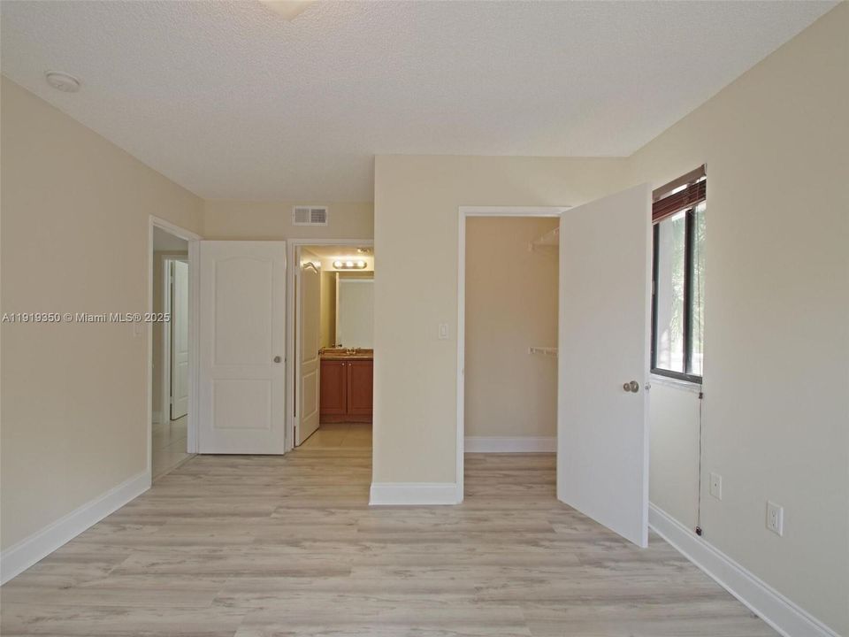 Под контрактом: $2,000 (2 спален, 2 ванн, 910 Квадратных фут)