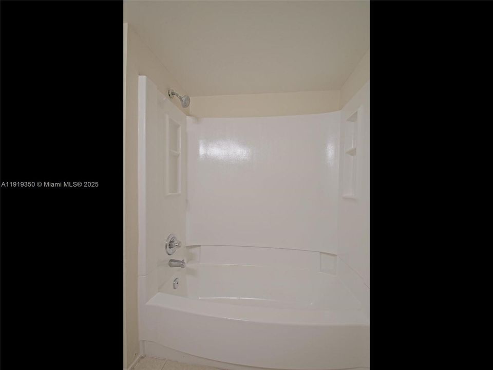 Под контрактом: $2,000 (2 спален, 2 ванн, 910 Квадратных фут)