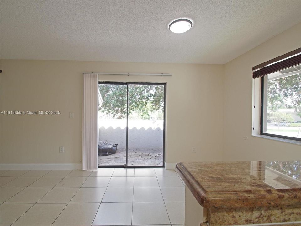 Под контрактом: $2,000 (2 спален, 2 ванн, 910 Квадратных фут)