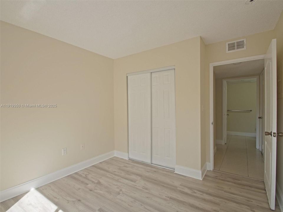 Под контрактом: $2,000 (2 спален, 2 ванн, 910 Квадратных фут)