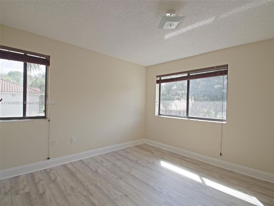 Под контрактом: $2,000 (2 спален, 2 ванн, 910 Квадратных фут)