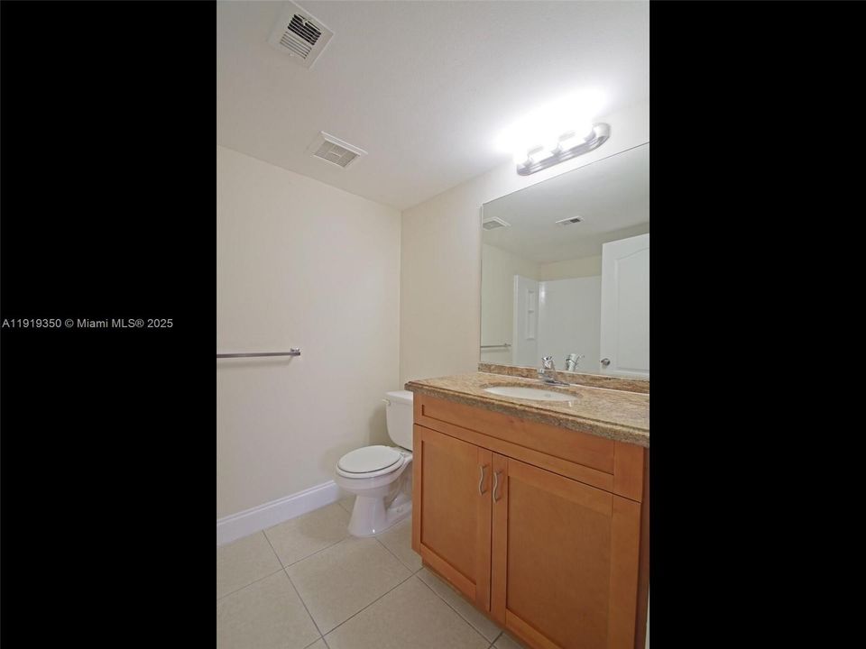 Под контрактом: $2,000 (2 спален, 2 ванн, 910 Квадратных фут)