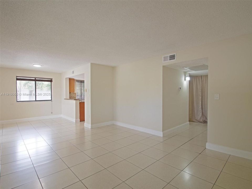 Под контрактом: $2,000 (2 спален, 2 ванн, 910 Квадратных фут)