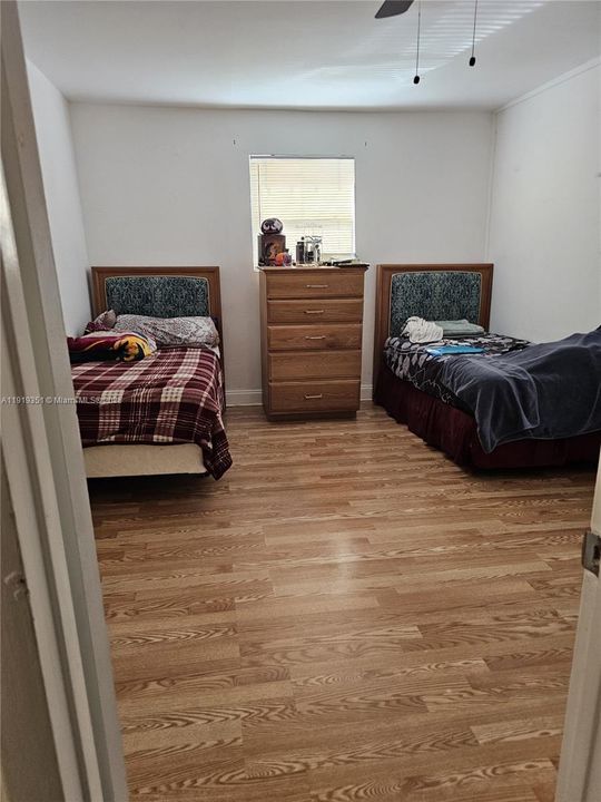 For Sale: $340,000 (3 beds, 1 baths, 916 Square Feet)