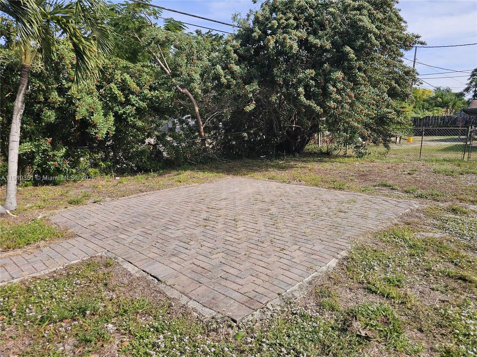 For Sale: $340,000 (3 beds, 1 baths, 916 Square Feet)