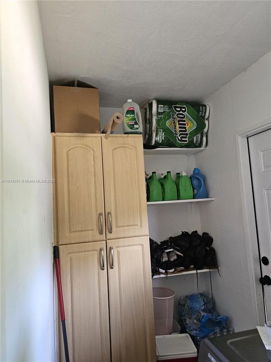 For Sale: $340,000 (3 beds, 1 baths, 916 Square Feet)