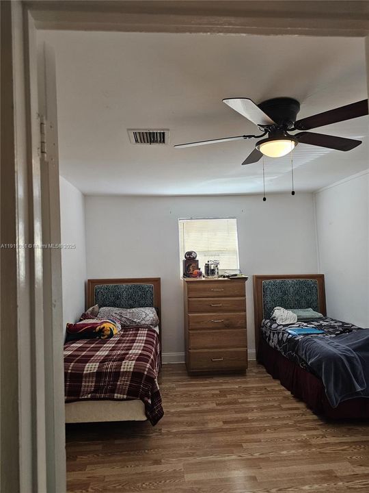 For Sale: $340,000 (3 beds, 1 baths, 916 Square Feet)