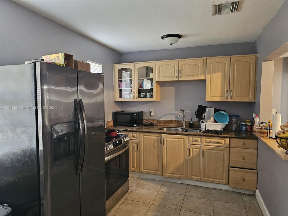 For Sale: $340,000 (3 beds, 1 baths, 916 Square Feet)