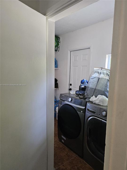 For Sale: $340,000 (3 beds, 1 baths, 916 Square Feet)