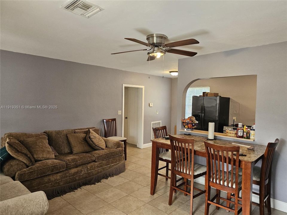 For Sale: $340,000 (3 beds, 1 baths, 916 Square Feet)
