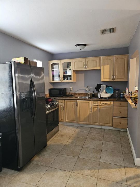 For Sale: $340,000 (3 beds, 1 baths, 916 Square Feet)