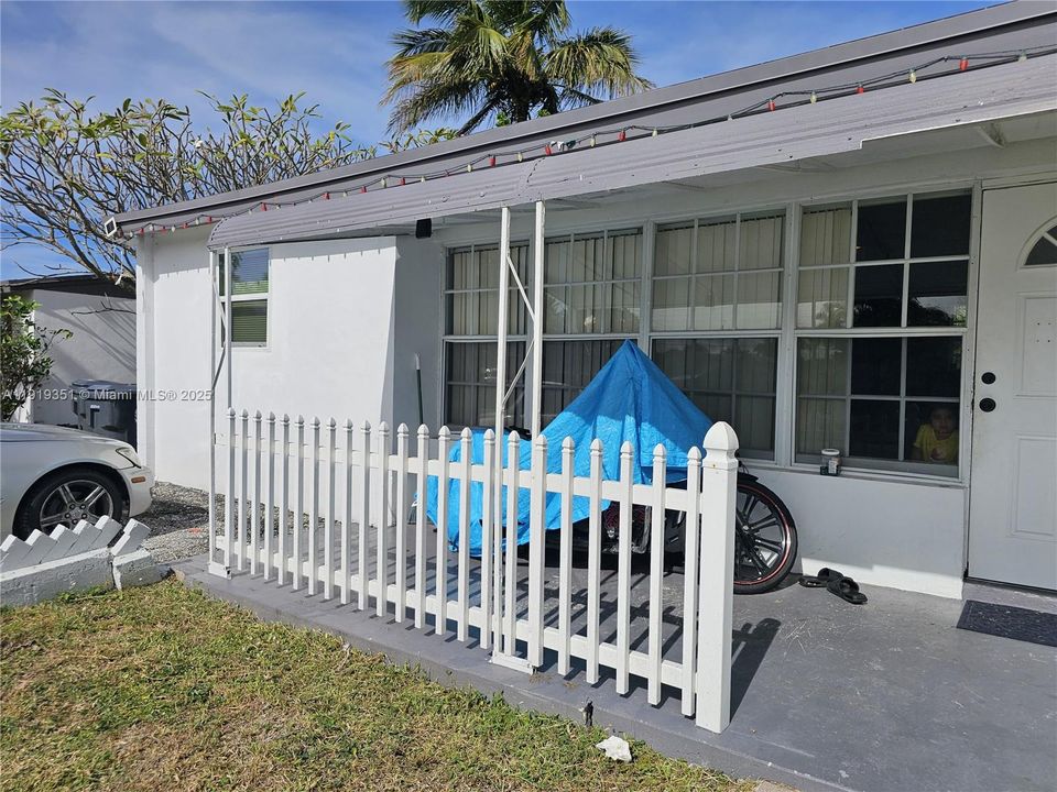 For Sale: $340,000 (3 beds, 1 baths, 916 Square Feet)