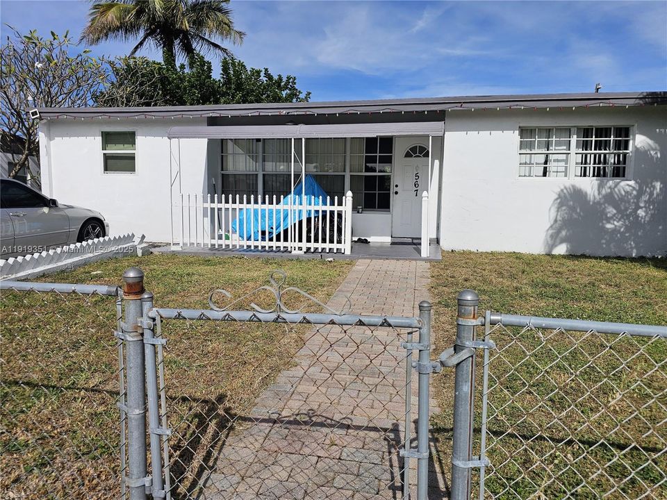 For Sale: $340,000 (3 beds, 1 baths, 916 Square Feet)