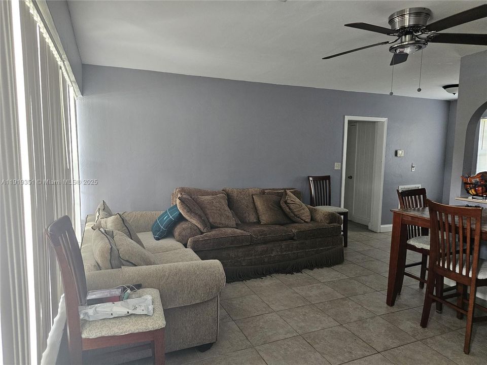 For Sale: $340,000 (3 beds, 1 baths, 916 Square Feet)